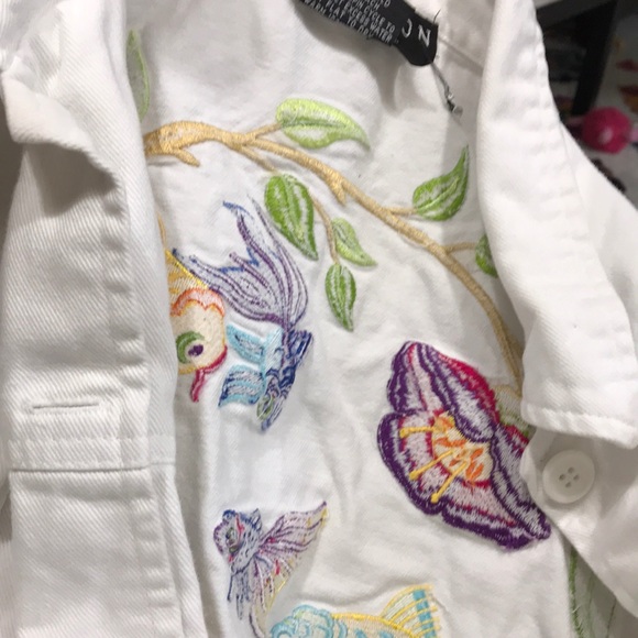 Embroidery white jean jacket one of a kind ! - Picture 9 of 9